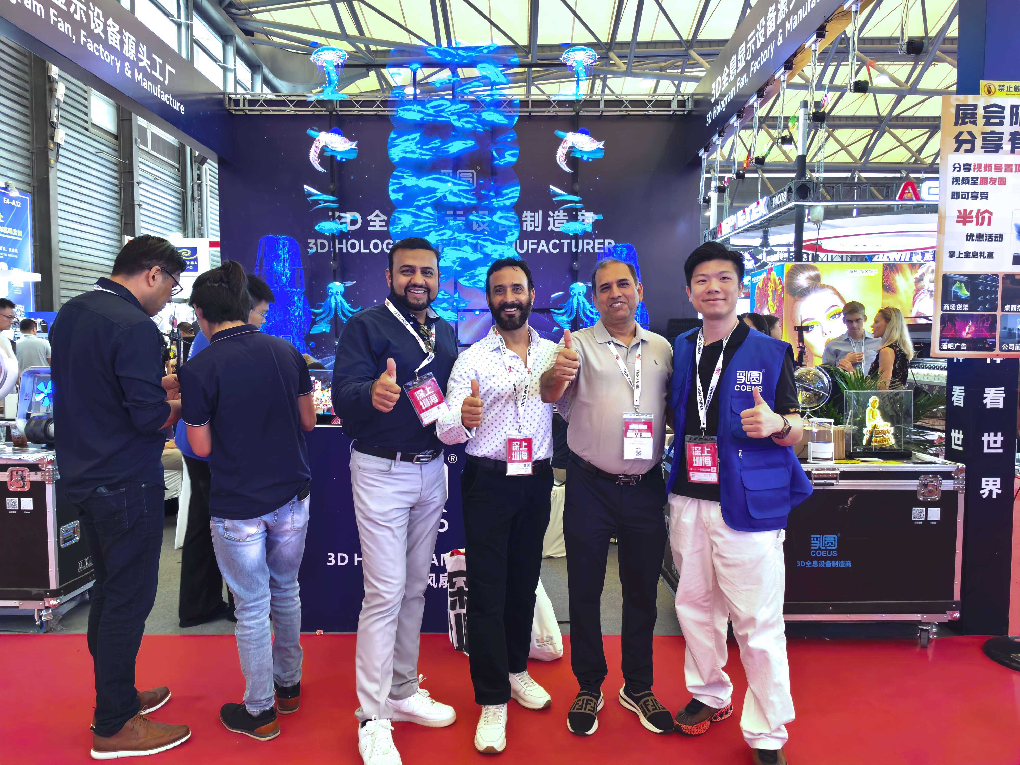展会合影.jpg